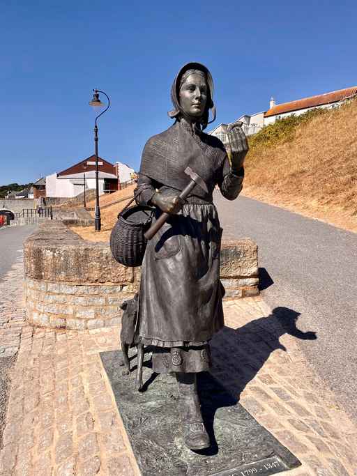 Bronze statue of Mary Anning with her dog.